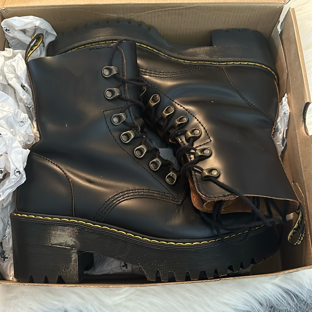Dr Martens Leona size 9
